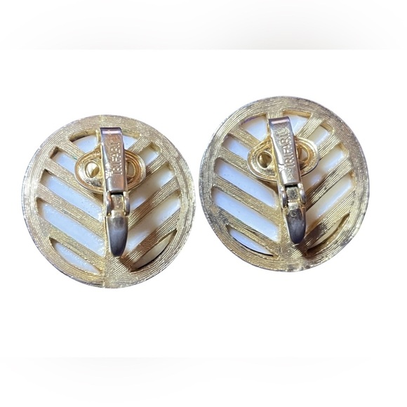 CROWN TRIFARI VINTAGE 60s COLLECTIBLE Cabochon Enamel Gold Tone Clip on Earrings - Picture 3 of 4